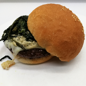 Hamburger di fassona con scamorza, cicoria e guanciale croccante