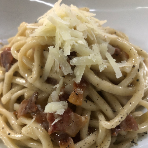 Strozzapreti cacio, pepe e guanciale croccante