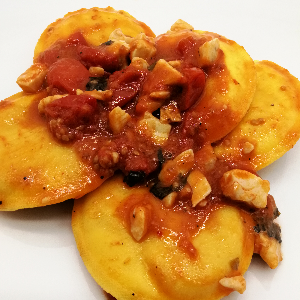 Ravioli artigianali di pesce con burro aromatizzato alle erbe, vellutata di finocchio e bottarga