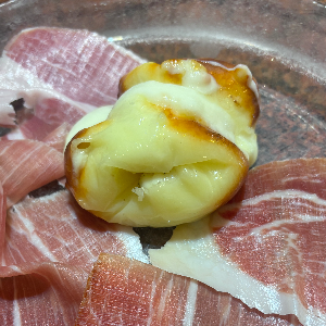 Scamorza al la brace con prosciutto al coltello