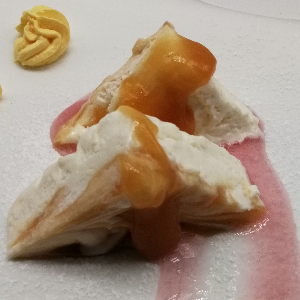 Cestino di croccante alle mandorle con crema al mascarpone e frutti di bosco