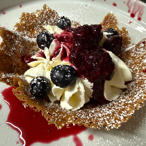 Cestino di croccante alle mandorle con crema al mascarpone e frutti di bosco