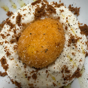 Uovo croccante con spuma di pecorino e polvere di guanciale