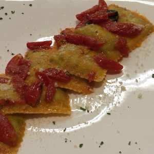 Ravioli artigianali ripieni spinaci e bufala ai tre pomodori