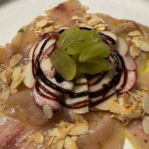 Pesce spada marinato con citronette al limone , pesche,uva e scaglie di mandorle
