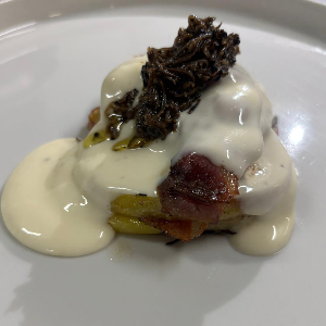 Millefoglie di patate con guanciale croccante,  fonduta di taleggio e tartufo