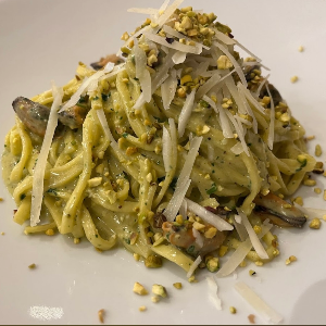 Tagliolini freschi con crema di pistacchi, cozze e pecorino