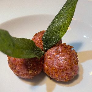 Tartare di manzo con tuorlo fritto, tartufo e battuto di pomodori secchi